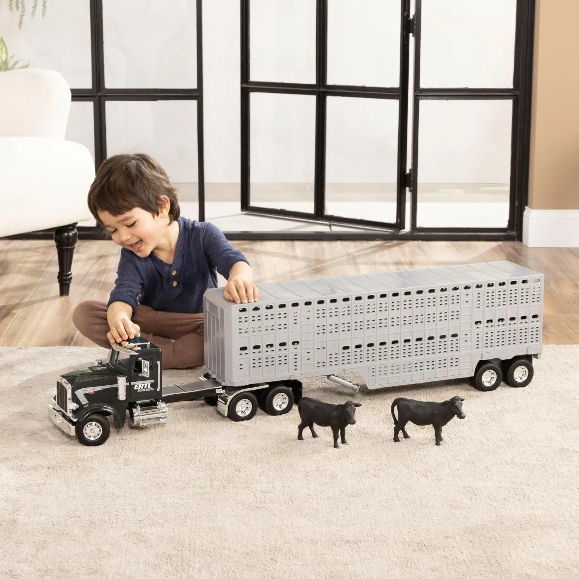 1/16 Big Farm Peterbilt 367 Semi with Livestock Trailer and 4 Cows