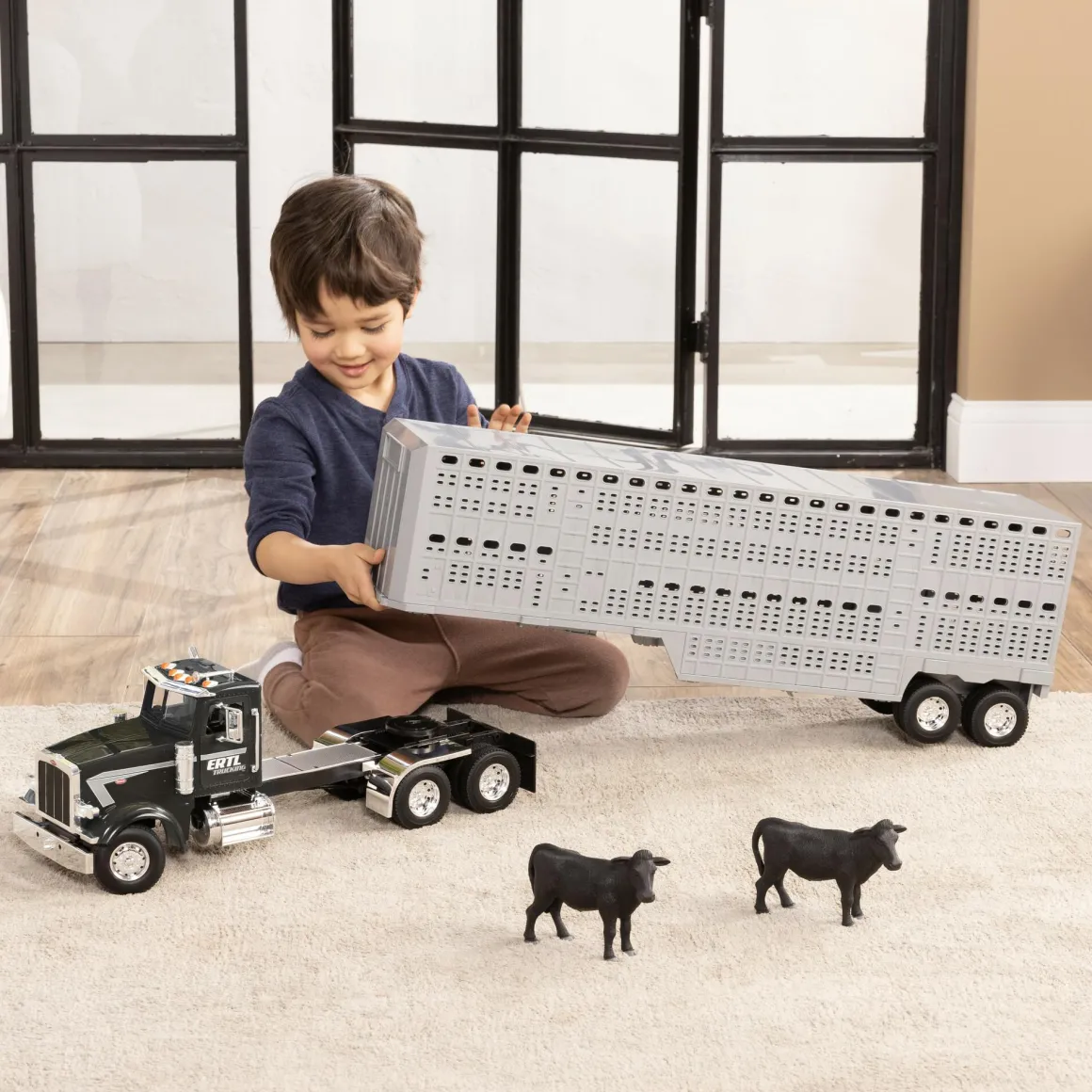 1/16 Big Farm Peterbilt 367 Semi with Livestock Trailer and 4 Cows