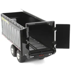 1/64 Black International 8600 with H&S Big Dog 1226 Forage Box