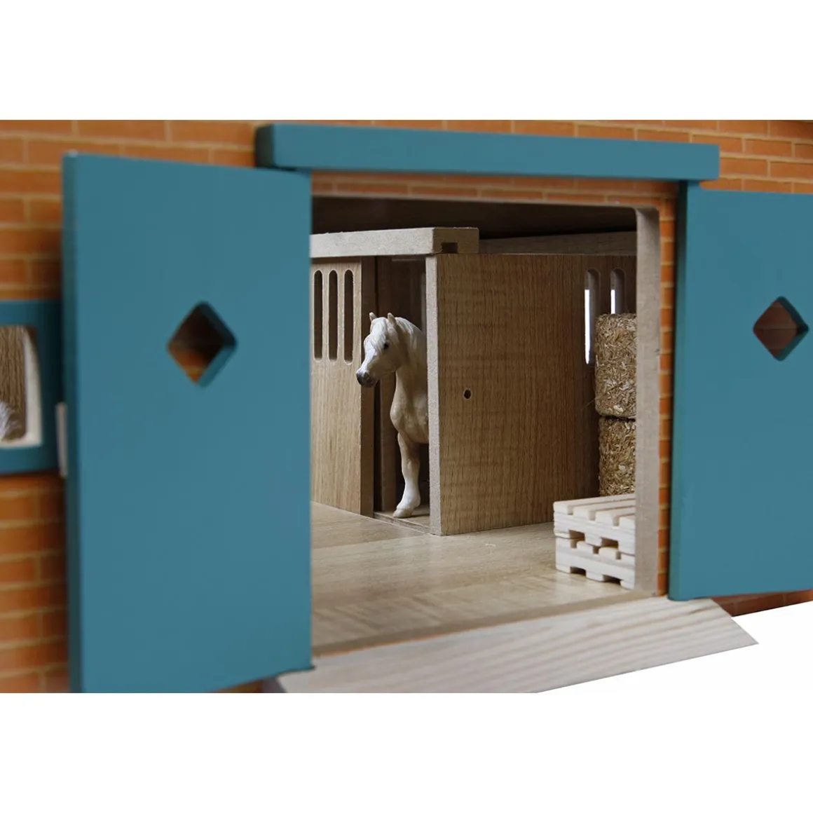 1/32 Deluxe Horse Stable with 9 Stalls