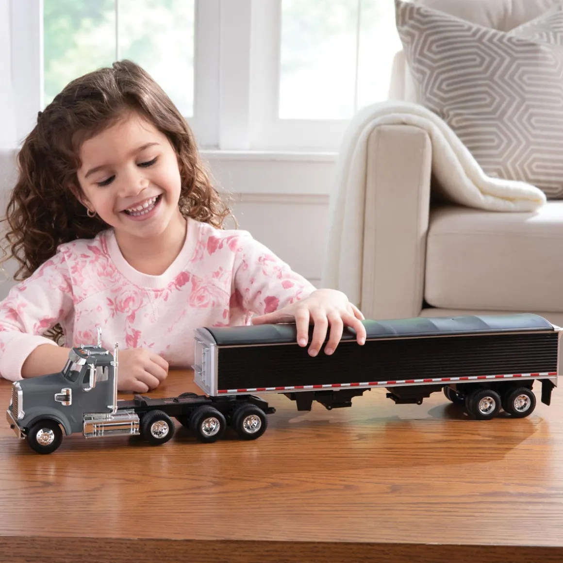 1/32 Freightliner 122SD Semi with Grain Trailer by ERTL