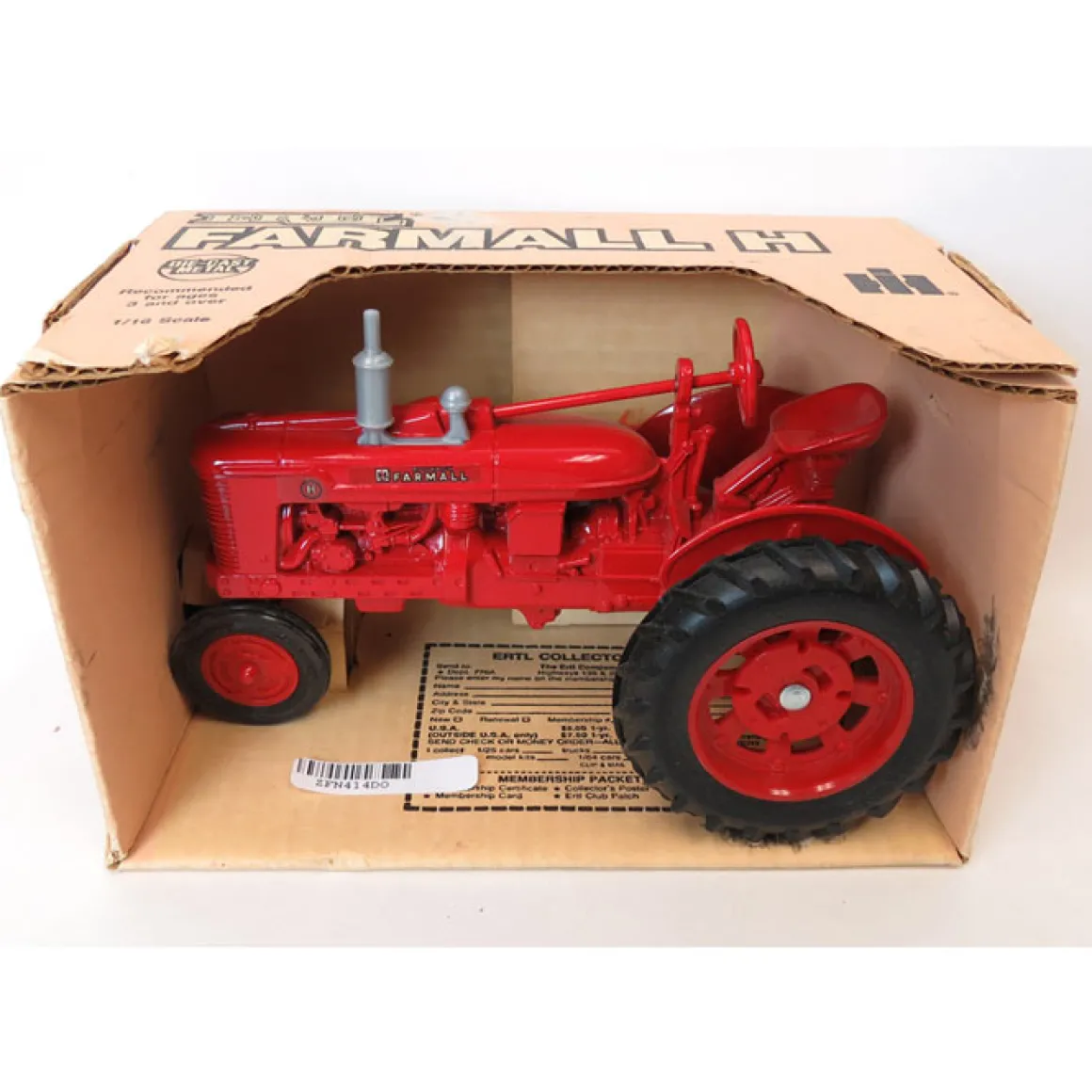 1/16 IH Farmall H Tractor by ERTL