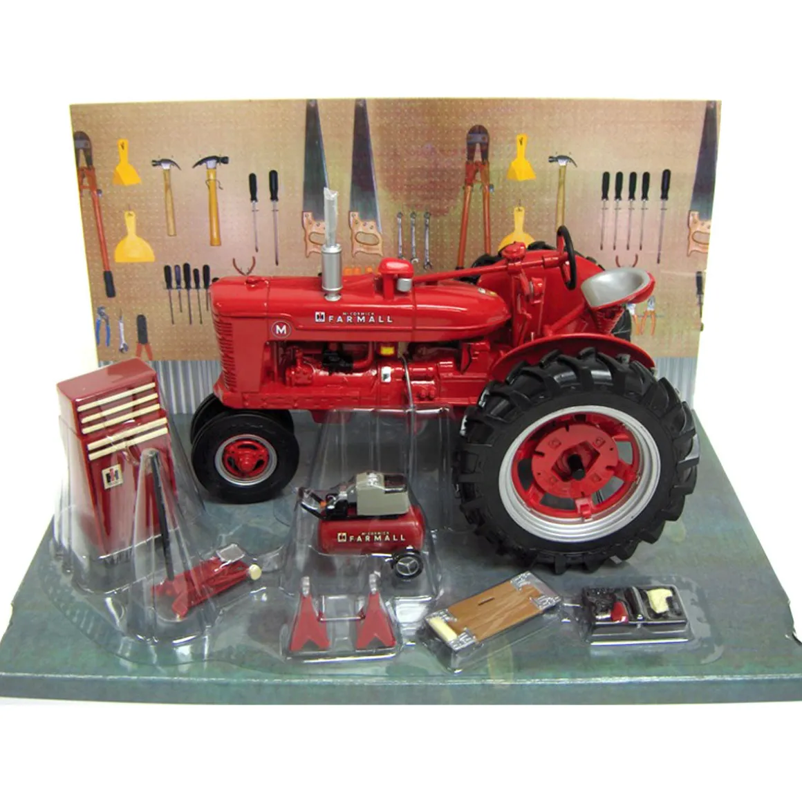 1/16 IH Farmall M Restoration Tractor & Accessories