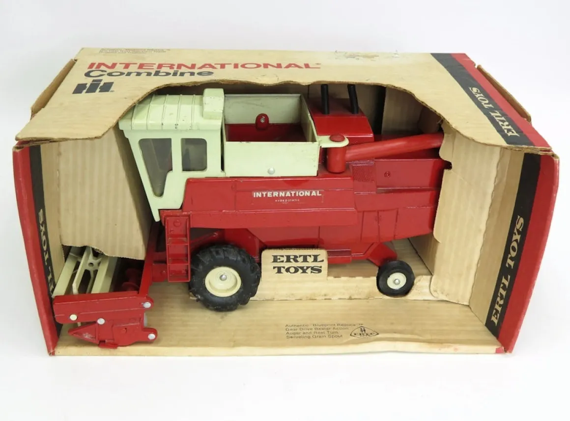 1/24 International 915 Combine w/ Grain Head by ERTL
