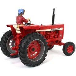 1/16 International 826 Tractor with Lowell Davis Figurine, Foxfire Farm Miss Charlotte