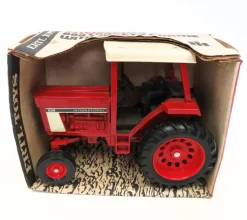 1/16 International 886 with 4 Post ROPS