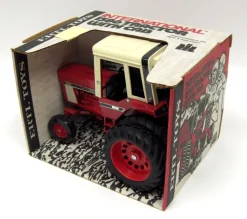 1/16 International 1586 with Cab & Duals by ERTL