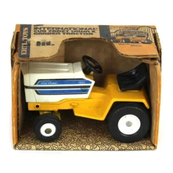 1/16 International Cub Cadet 1650 Hydrostatic Lawn and Garden Tractor
