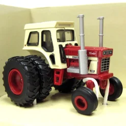 1/64 International Harvester 1468 & 1466 40th Anniversary Tractor Set