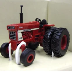 1/64 International Harvester 1468 & 1466 40th Anniversary Tractor Set