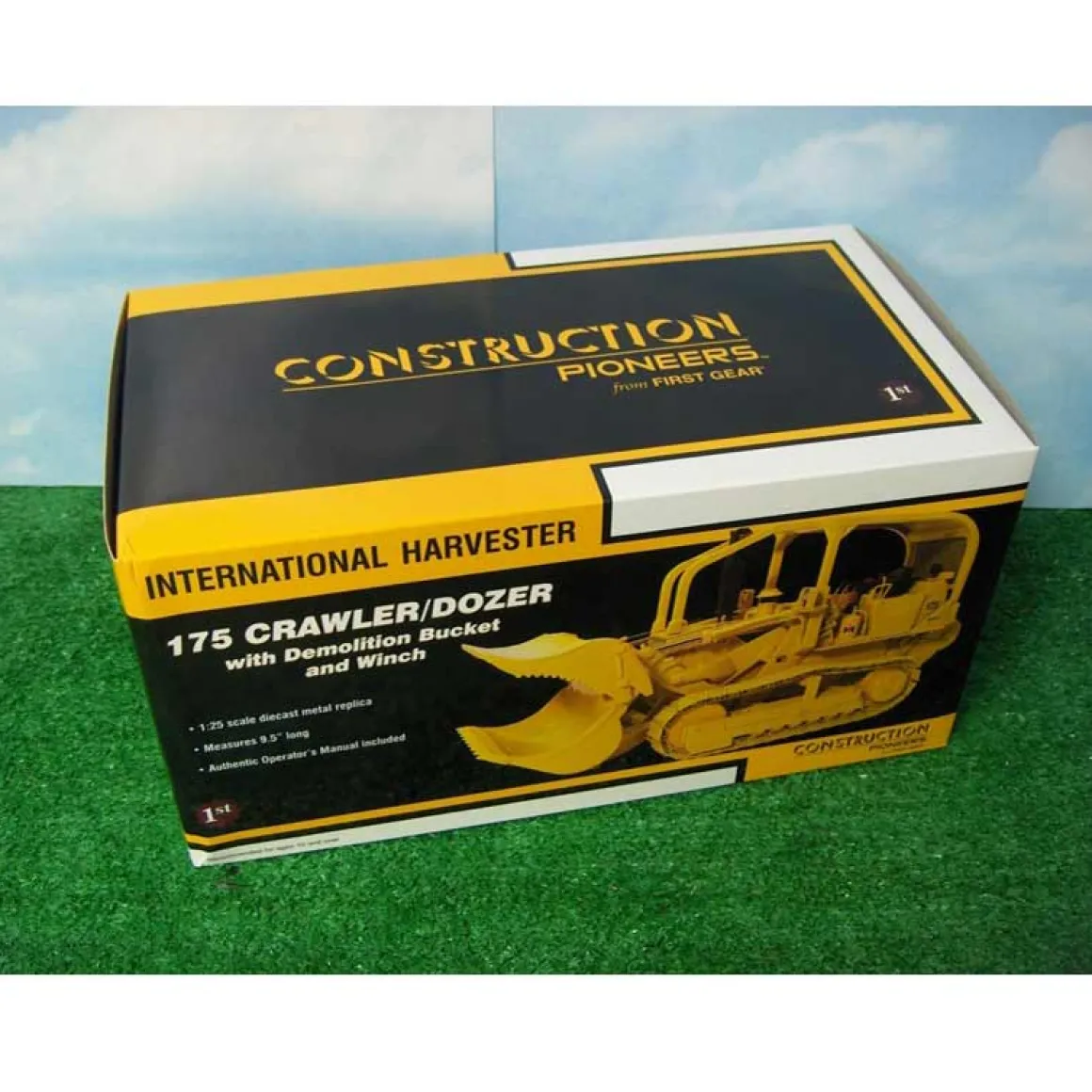 1/25 International Harvester 175 Crawler/Dozer with Demolition Bucket & Winch