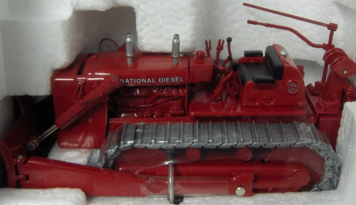 1/50 International TD-24 Crawler with Hydraulic Blade