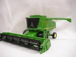 1/28 John Deere 9510 Combine with Corn & Grain Heads