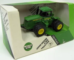 1/64 John Deere 8850 4WD with Duals, Wind Up Action Version
