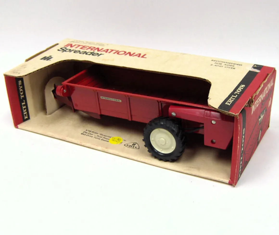1/16 Red International Single-Axle Spreader